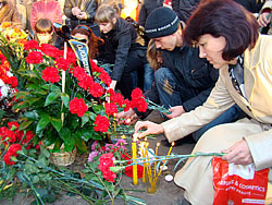 Свечи и цветы – в память о погибших при взрыве автобуса в Тольятти