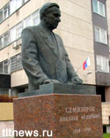 Строители Тольятти возложили цветы к памятнику Николаю Семизорову