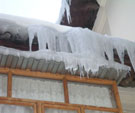 Жителей частных домов просят убрать снег с крыш домов