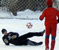 Любителям футбола на снегу пришлось померзнуть