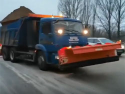 В Тольятти дорожные службы обрабатывают магистрали противогололедными материалами