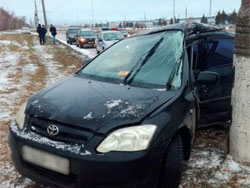 Автоледи на "Тойоте" врезалась в столб в Тольятти 