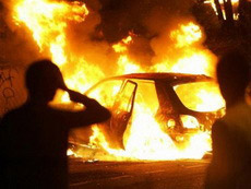 Во французском Гренобле сожжены десятки машин и несколько магазинов