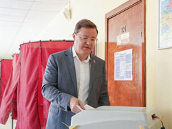 Дмитрий Азаров проголосовал на выборах в родной школе №132