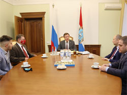 Дмитрий Азаров встретился с представителями парламентских партий