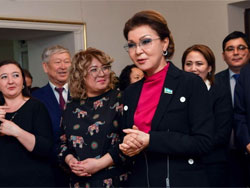 Дочь Назарбаева встретилась с юными артистами Театра особенных актеров