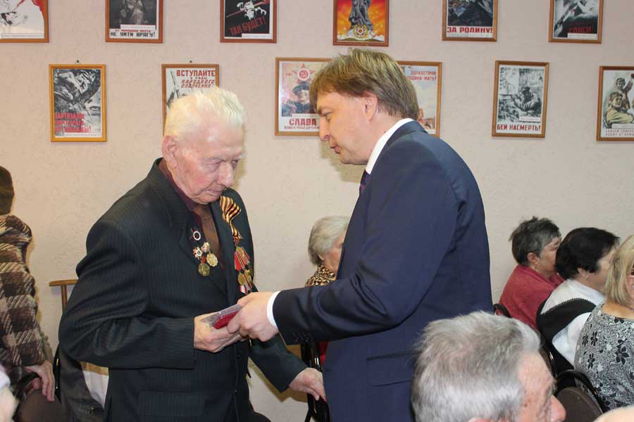 Александр Стрельников поздравил ветеранов с 70-летием Победы 