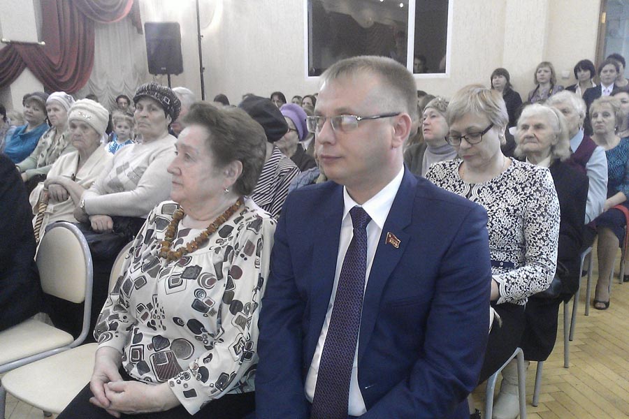 Депутат Шаляпин вручил медали ветеранам 