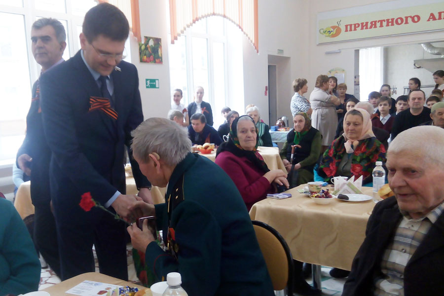 Андрей Шевченко поздравил ветеранов с 70-летием Победы