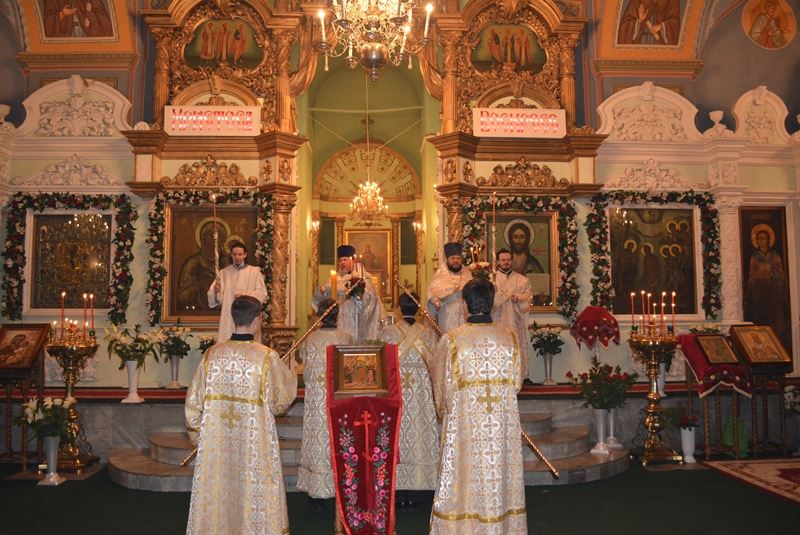 В праздничных пасхальных богослужениях принимают участие несколько тысяч православных костромичей