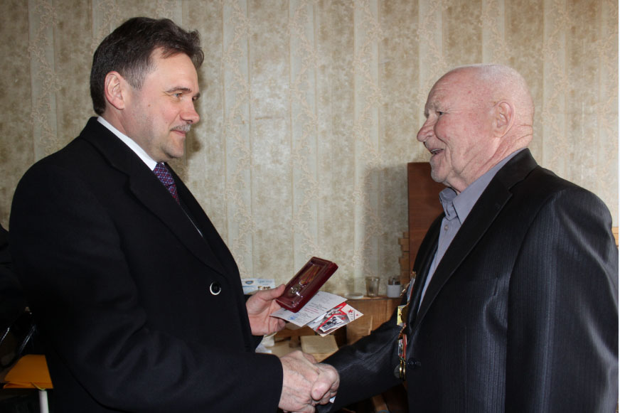Валерий Савельев вручил медали ветерану войны и труженице тыла
