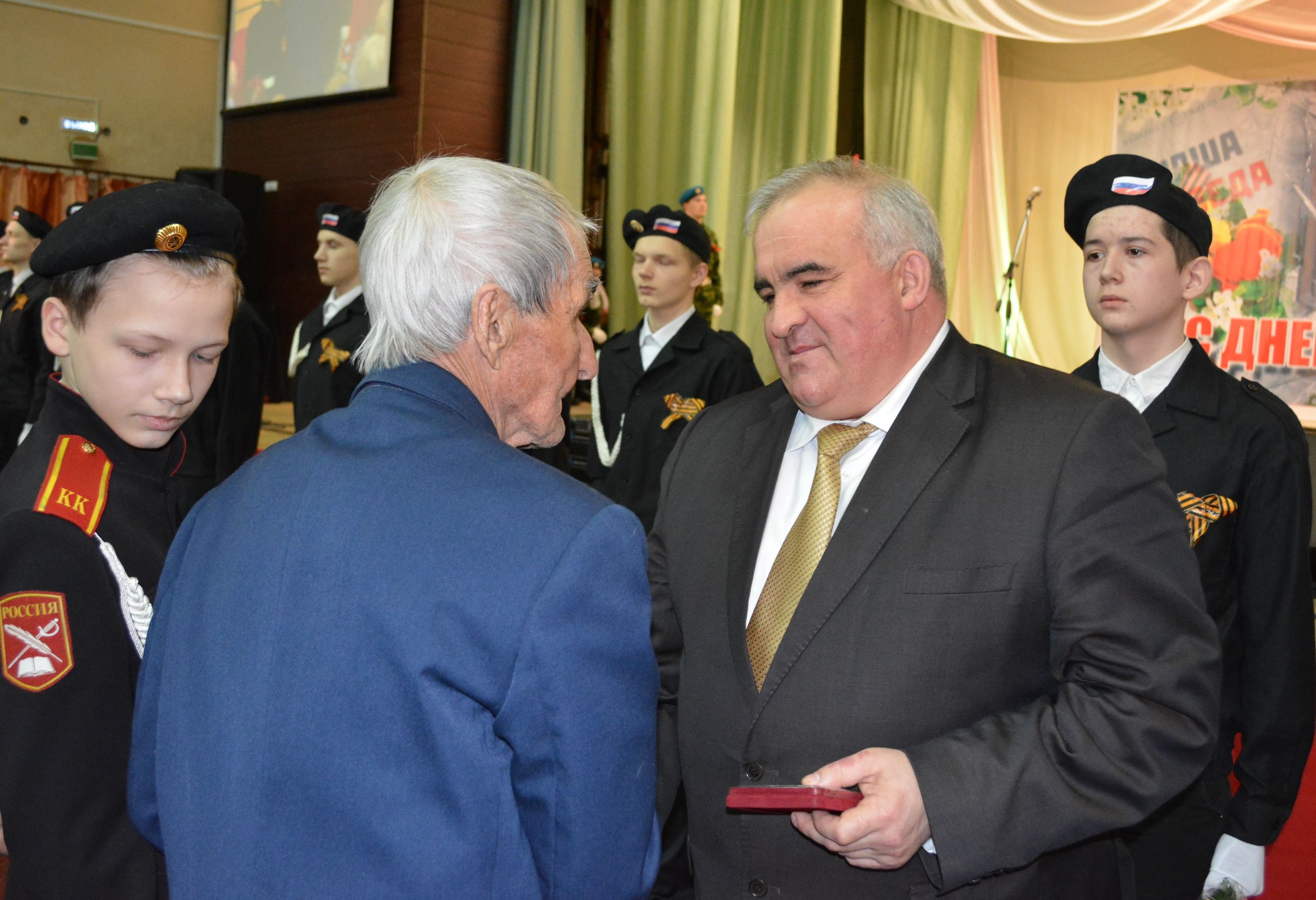 Глава региона вручил ветеранам Великой Отечественной войны памятные медали