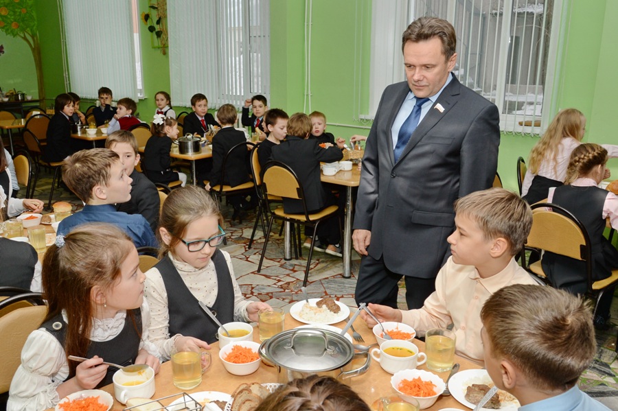 Глава города Валерий Савельев оценил качество питания школьников в гимназии №4