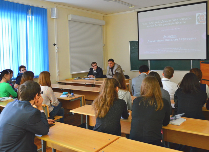 Николай Лукьяненко провел встречу в «Школе молодого политика»