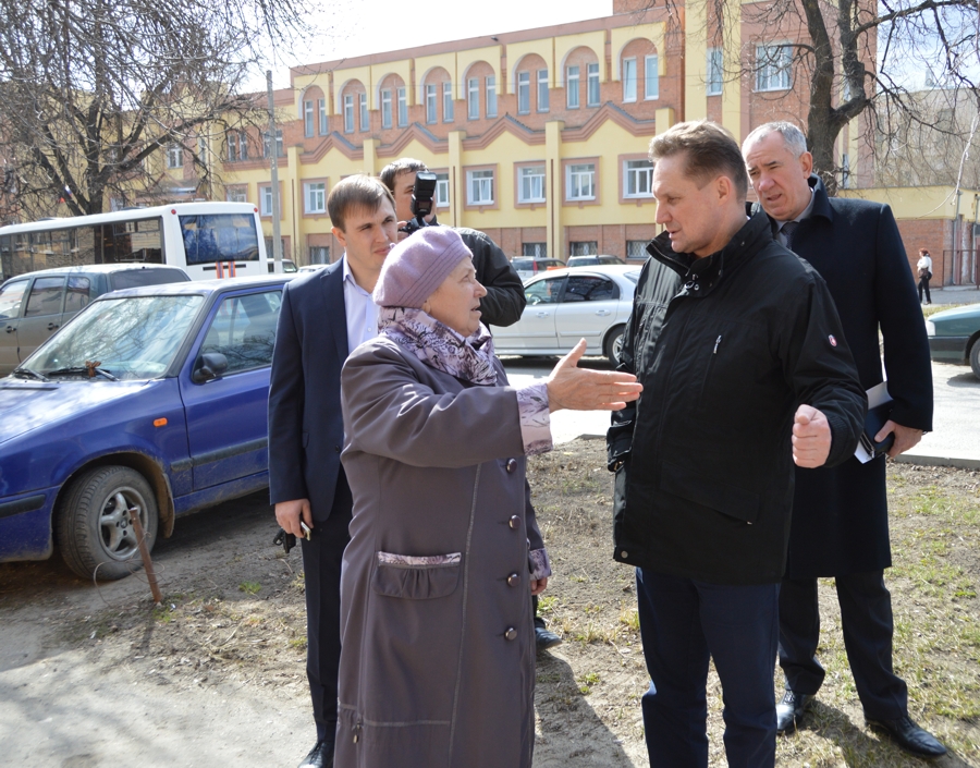 Депутаты посетили старый дом на улице Богданова 