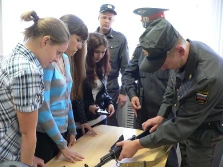 Вневедомственная охрана Костромского Управления МВД России провела урок в «Школе полиции». 